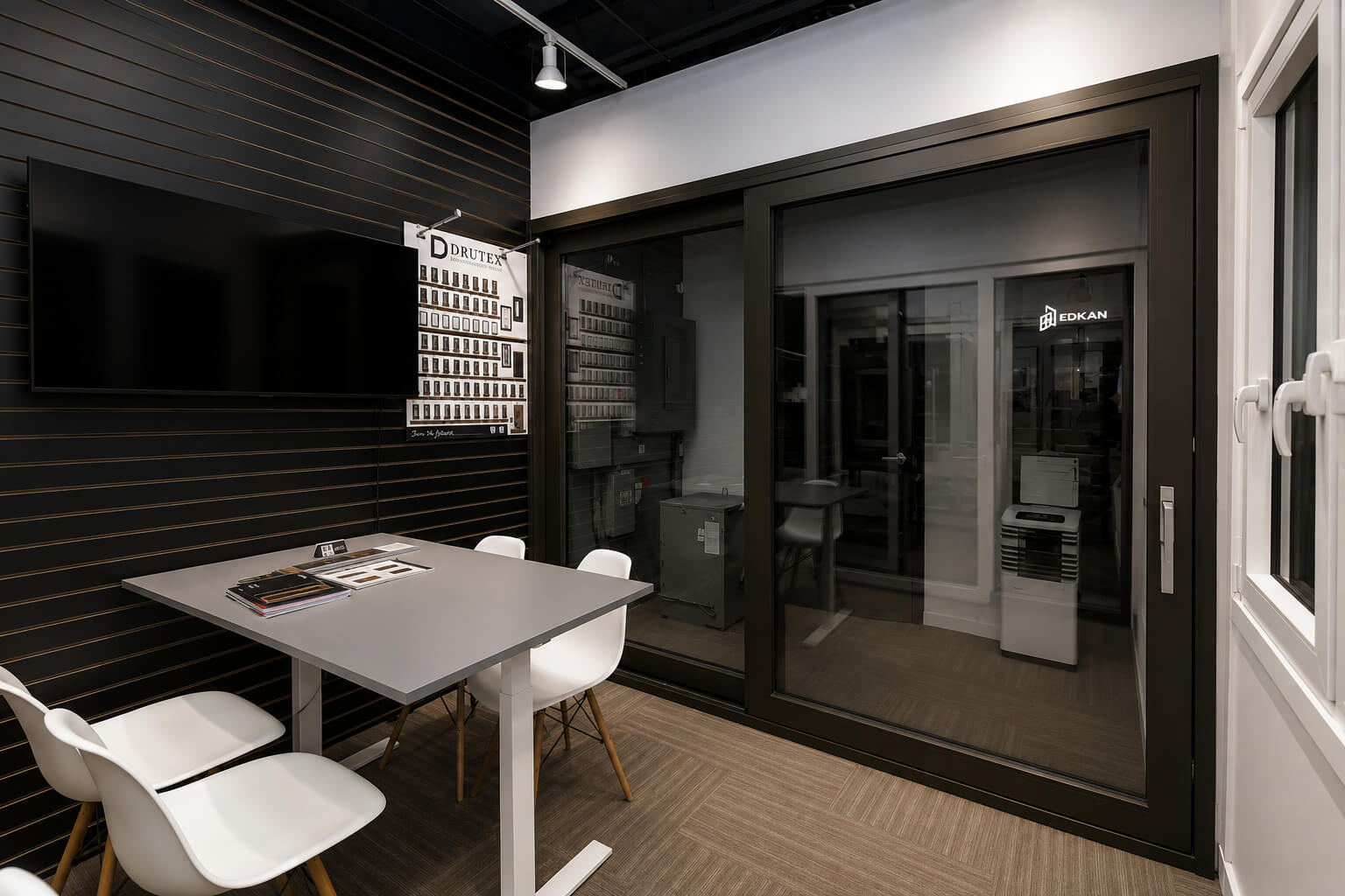 EDKAN showroom consultation area in Saint-Eustache with patio doors, window systems and finish samples