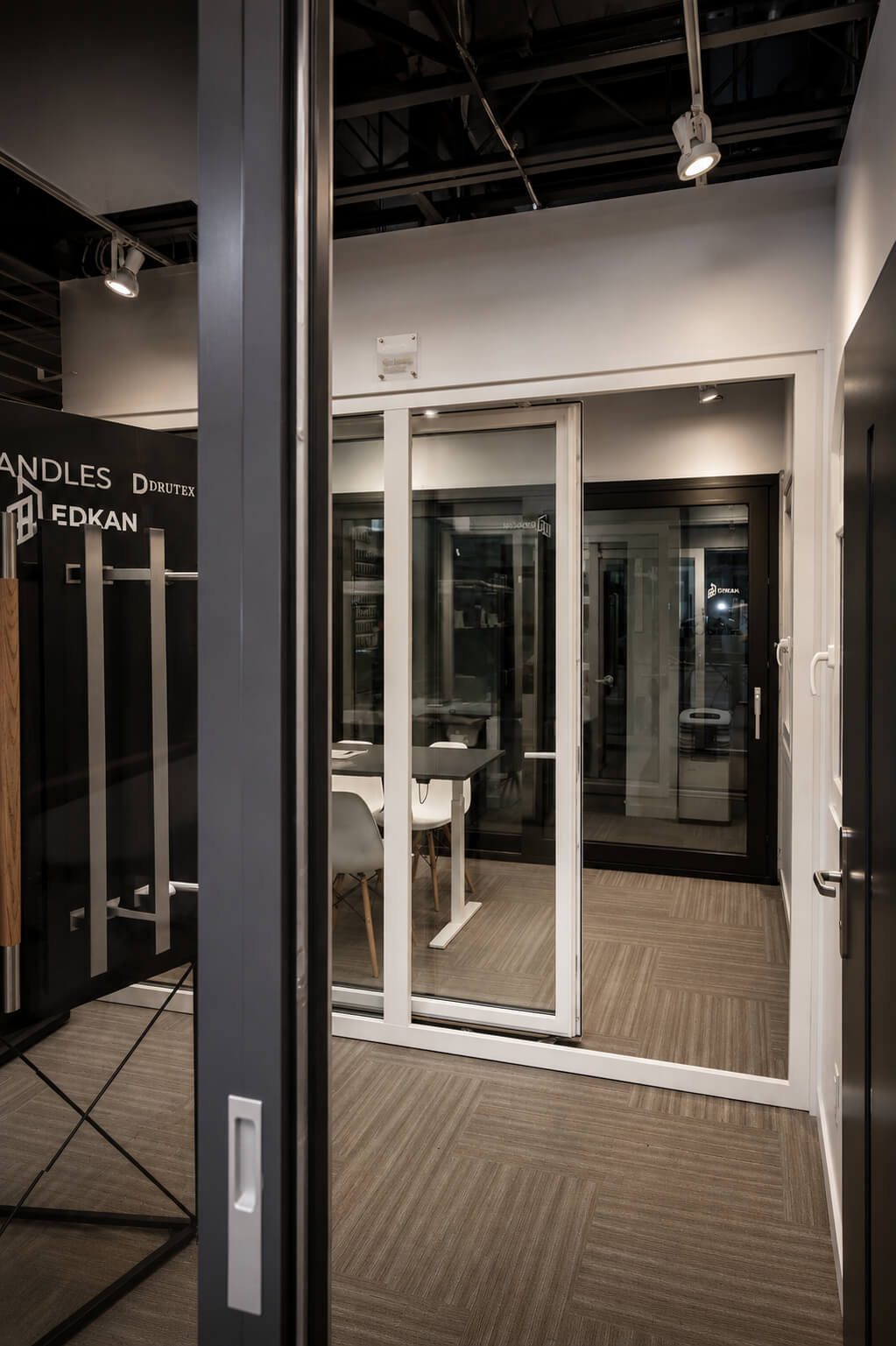 Walk-through view of the EDKAN showroom in Saint-Eustache